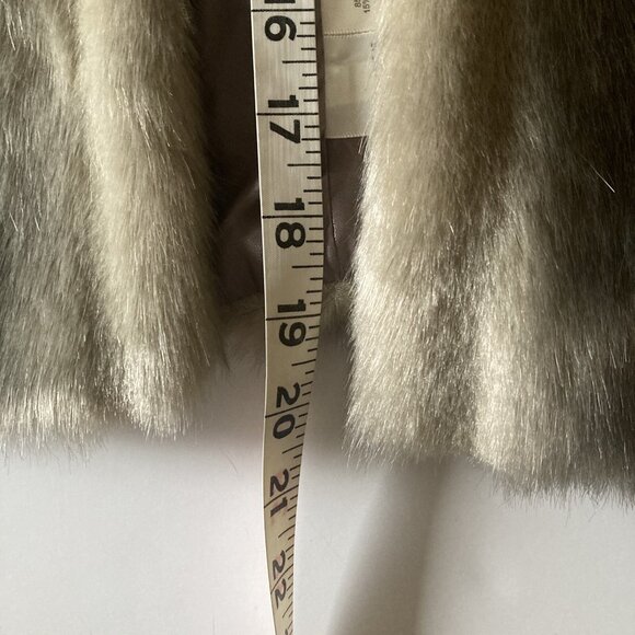 Eliza J Faux Fur Gray Wrap Size XL Shawl - Picture 9 of 10